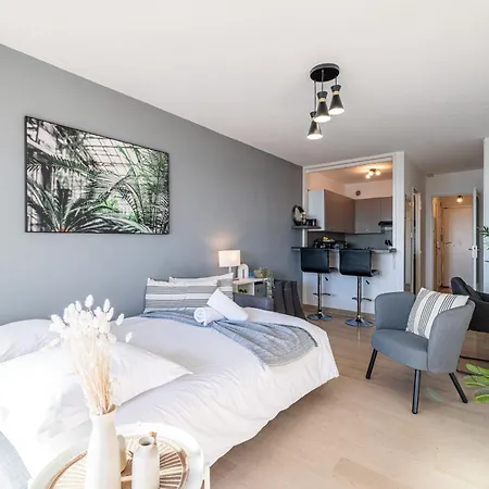 Sea View & Promenade Des *