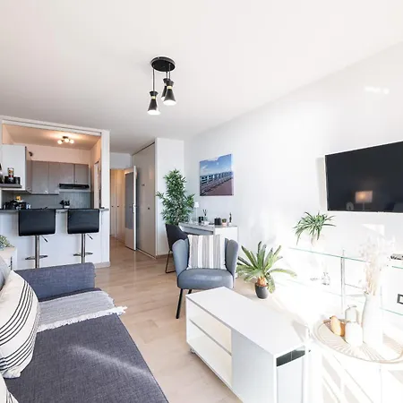 Sea View & Promenade Des *